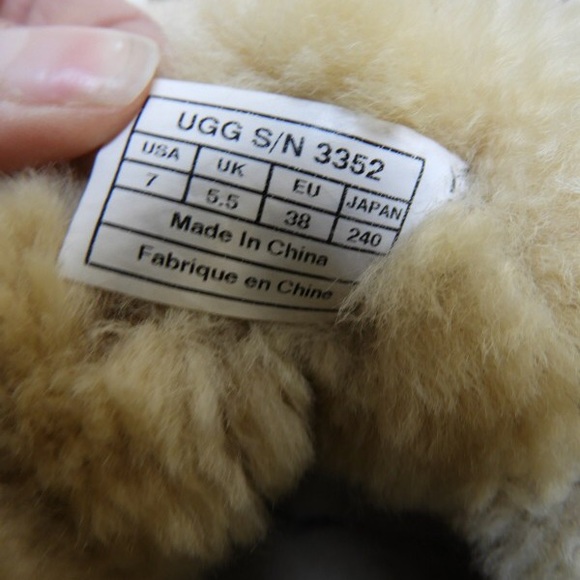 ❌❌SOLD❌❌UGG Mini Bailey Button - Size EU38 - Picture 4 of 5
